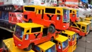 Sejumlah mobil mainan berupa bus Transjakarta yang terbuat dari kayu terpajang di kios penjual mainan di kawasan Pasar Minggu, Jakarta, Selasa (3/11). Membanjirnya mainan anak asal China mengancam produksi mainan dalam negeri (Liputan6.com/Gempur M Surya)