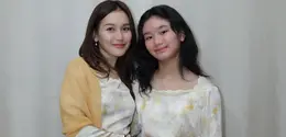 Ayu Ting Ting selalu tampil totalitas di setiap Hari dan kompak dengan keluarga. Kali ini ia tampi senada dengan Bilqis mengenakan atasan baju kurung bercorak warna kuning dipadukan selendang dan rok panjang pleatednya. [@ayutingting92]
