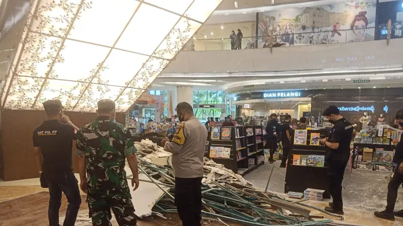 Atap Mall Lippo Kemang Jakarta Selatan rubuh ketika angin kencang berembus di sejumlah wilayah di Jakarta
