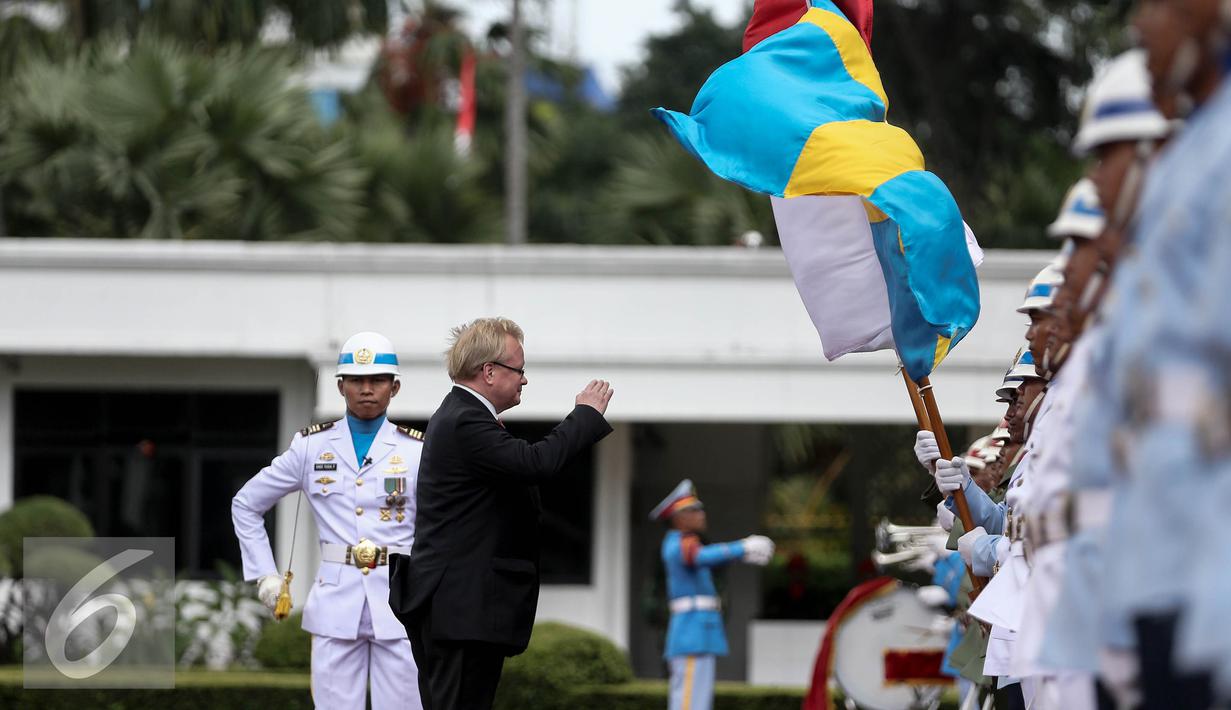 Carl Anders Peter  Hultqvist memberikan hormat saat upacara penyambutan di Kementerian Pertahanan, Jakarta, Selasa (20/12). Dalam acara tersebut kedua dua belah pihak menandatangani persetujuan kerjasama terkait pertahanan. (Liputan6.com/Faizal Fanani)