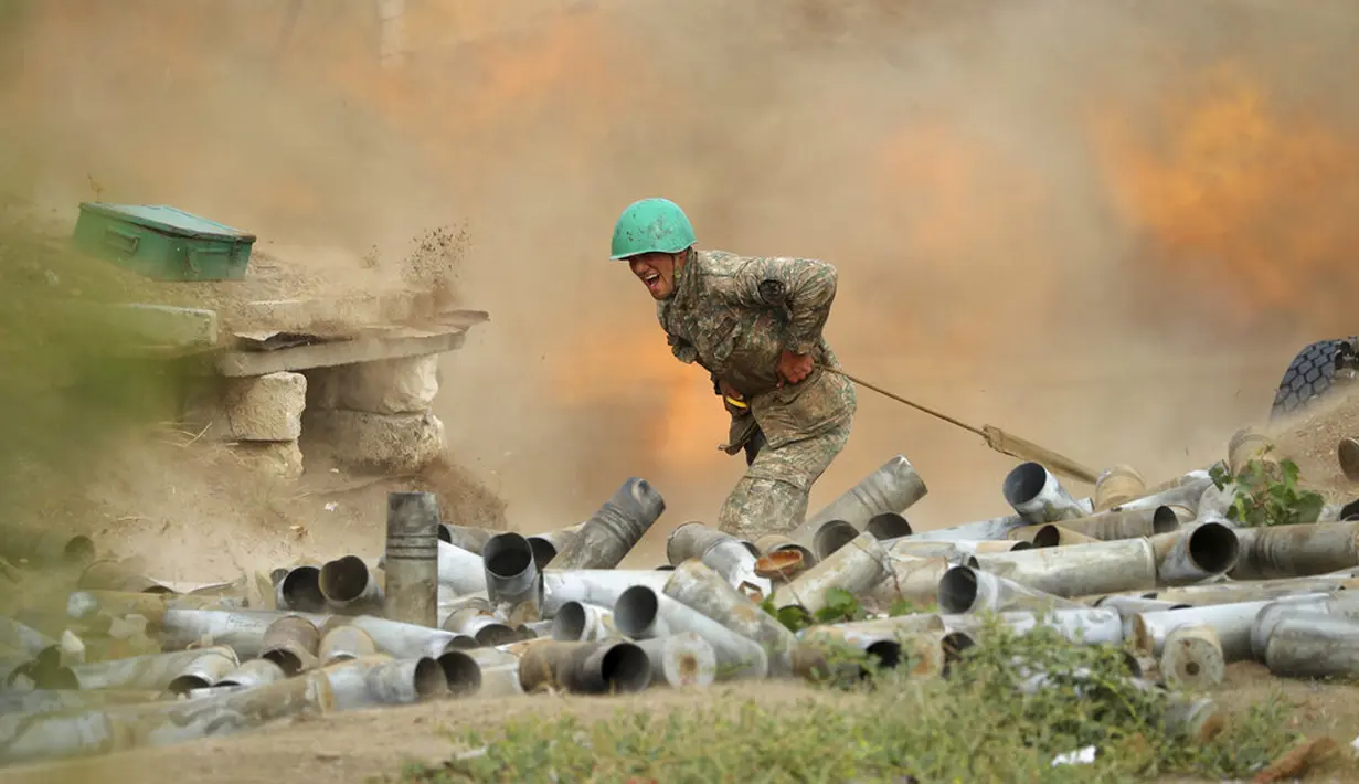 Tentara Armenia menembakkan meriam ke arah Azerbaijan di Republik Nagorno-Karabakh, Azerbaijan, Selasa (29/9/2020). Pasukan Armenia dan Azerbaijan saling serang saat memperebutkan Nagorno-Karabakh yang memproklamirkan diri. (Sipan Gyulumyan/Armenian Defense Ministry Press Service/PAN Photo via AP)
