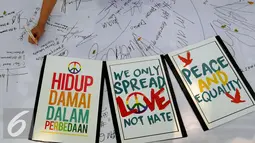 Seorang peserta menuliskan pesan saat perayaan Hari Perdamaian Internasional di Balai Kota Jakarta, Minggu (20/9/2015). Perayaan Hari Perdamaian Internasional diiringi dengan pembacaan Deklarasi Gerakan Perdamaian. (Liputan6.com/Helmi Fithriansyah)