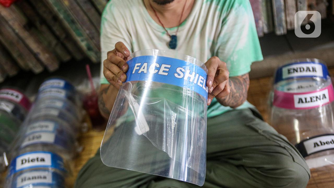 FOTO: Melihat Produksi Face Shield Jelang New Normal