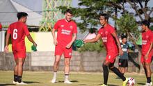 Bek PSM Makassar, Erwin Gutawa (kedua dari kanan). (Abdi Satria/Bola.com)