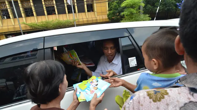 Jokowi Bagi-bagi Manisan di Pasar Gondangdia