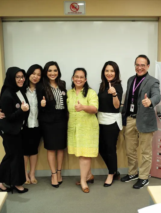 “Thanks buat dosen penguji kami.. udah mual banget, asam lambung naik, ngga bisa tidur, semua terbayarkan tadi selama 2 jam didalam.. bakalan kangennnn!!” ungkap Ashanty.  (Instagram/ashanty_ash)