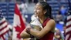 Emma Raducanu berhasil meraih trofi juara US Open 2021. Pencapaian tersebut membuat petenis muda asal Inggris ini menorehkan sejumlah rekor. (Foto: AP/Elise Amendola)