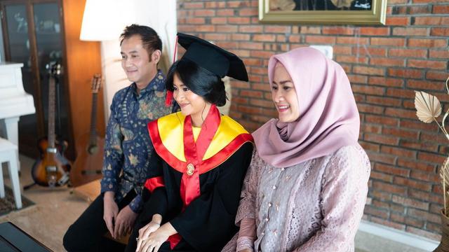 8 Momen Wisuda Online Siti Adira Kania, Ditemani Aldi Bragi dan Ikke Nurjanah