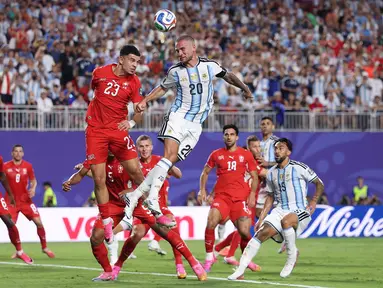 Pemain Argentina Lexis Mac Allister mencoba melakukan sundulan melawan pemain Swiss Zeki Amdouni selama pertandingan perempat final Piala Dunia FIFA 2026 antara Argentina dan Swiss di Stadion Kansas City di Kansas City, Missouri, Sabtu,  11 Juli 2026. (AFP/ Getty Images/  Carl Recine)
