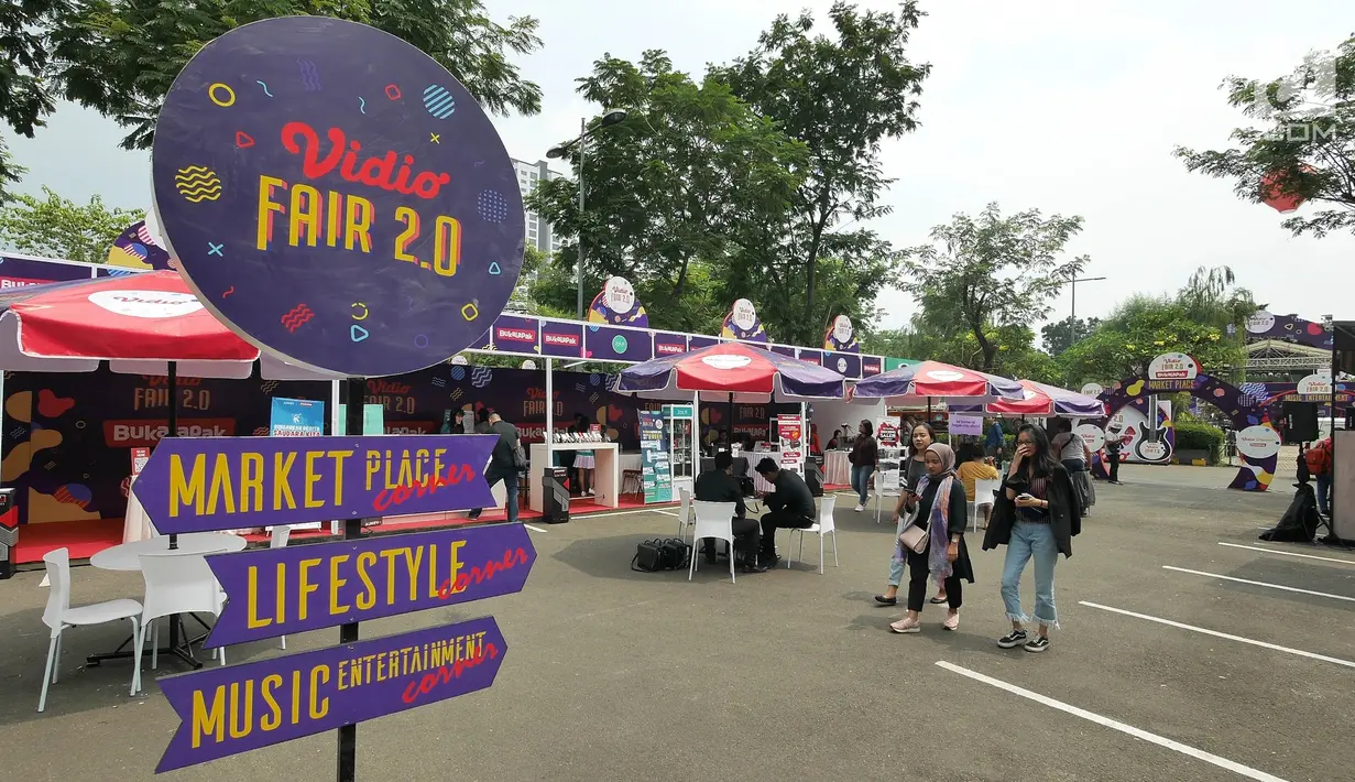 Pengunjung mendatangi acara Vidio Fair 2.0 di Mall Gandaria City, Jakarta, Sabtu (3/11). Musisi-musisi papan atas seperti Govinda, Sheryl Sheinafia, Andien, dan GIGI akan tampil menghibur pengunjung yang hadir. (Liputan6.com/Herman Zakharia)