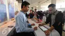 Sejumlah pelamar mengisi berkas lamaran melalui sistem digital di salah satu stand perusahaan di acarac Job for Career di Stadion GBK Jakarta, Rabu (30/9/2015). Job for Career berlangsung pada 29 dan 30 September 2015. (Liputan6.com/Helmi Fithriansyah)