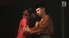 Aktor Lukman Sardi (kanan) memerankan Amir Hamzah dalam pentas teater "Nyanyi Sunyi Revolusi" di Gedung Kesenian Jakarta, Jumat (1/2/). Pementasan tersebut mengangkat kisah hidup seorang penyair besar Indonesia Amir Hamzah. (Fimela.com/Bambang E Ros)