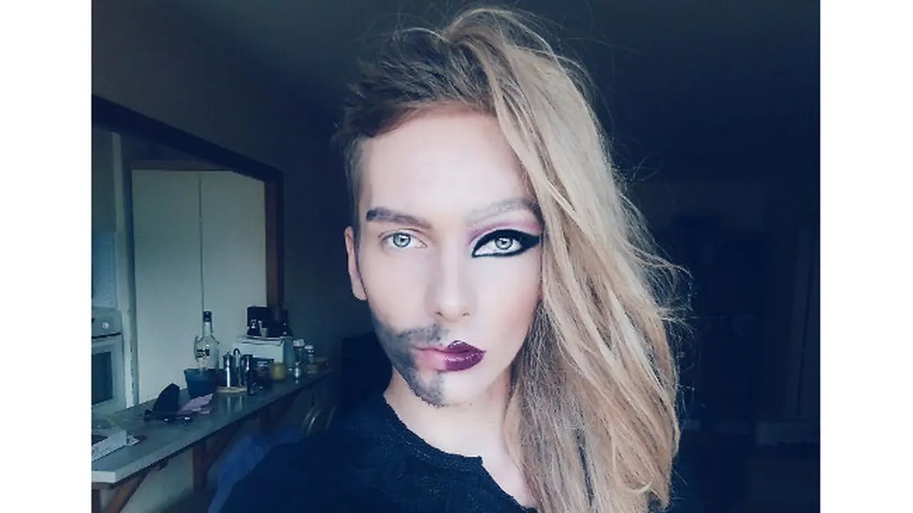 Hanya dengan Make Up, Pria Ini Berubah Jadi Wanita