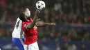 Duel pemain Manchester United, Romelu Lukaku (kanan) dan pemain Basel, Taulant Xhaka pada laga grup A Liga Champions di Old Trafford, Manchester, (12/9/2017). MU menang 3-0. (AP/Frank Augstein)