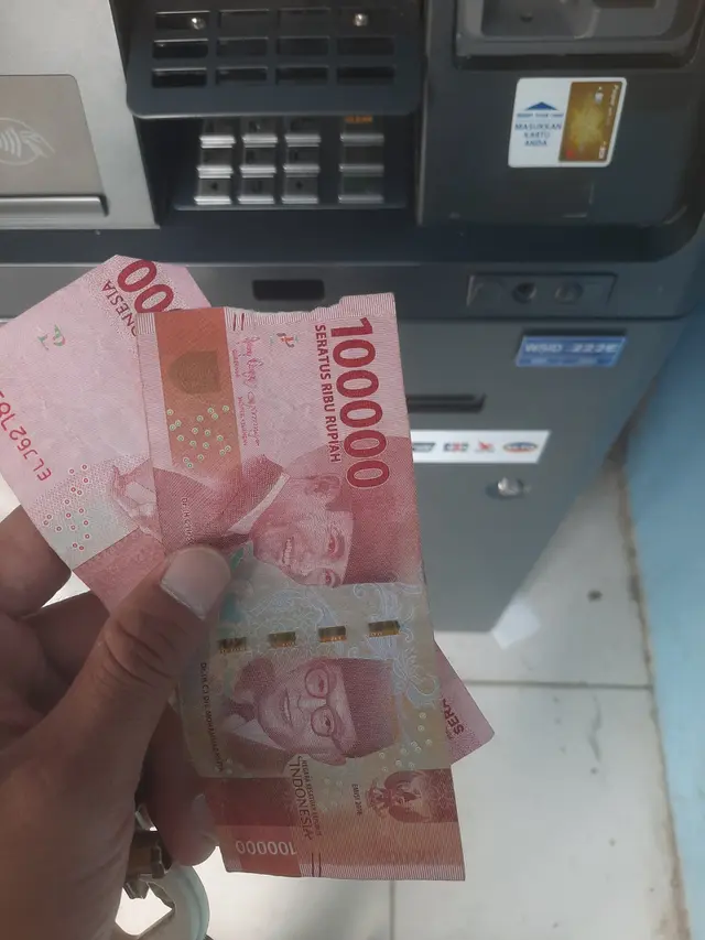 Bikin Sedih, Ini 8 Potret Dapat Uang Sobek yang Langsung Bikin Kesal