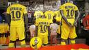Dua orang anak memilih jersey pemain baru Paris Saint Germain, Neymar Jr, di toko merchandise di Paris, Jumat (4/8/2017). Setelah resmi bergabung dengan Paris Saint Germain, jersey Neymar Jr langsung diburu suporter klub Ibu kota. (AP/Michel Euler)
