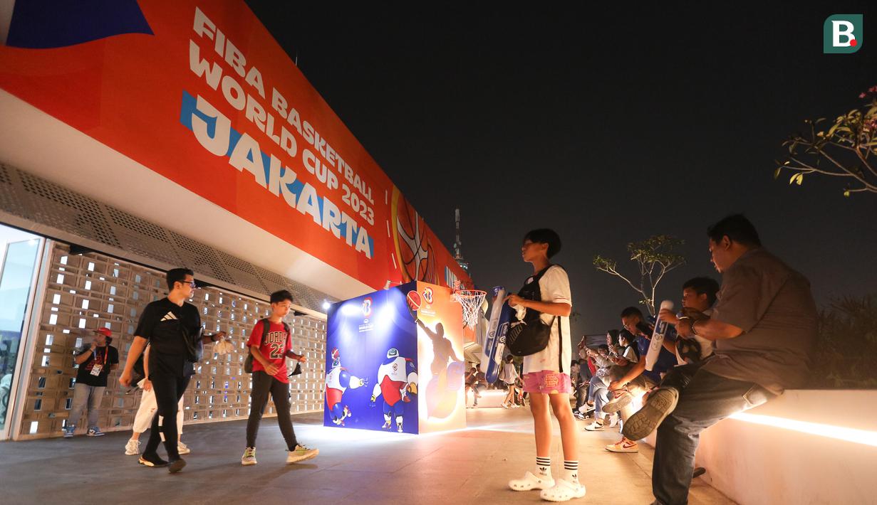 Sejumlah pengunjung mendatangi fasilitas Sky Garden Indonesia untuk bersantai sembari menunggu laga Grup H Piala Dunia FIBA 2023 antara Kanada melawan Latvia pada Selasa (29/08/2023). (Bola.com/Bagaskara Lazuardi)