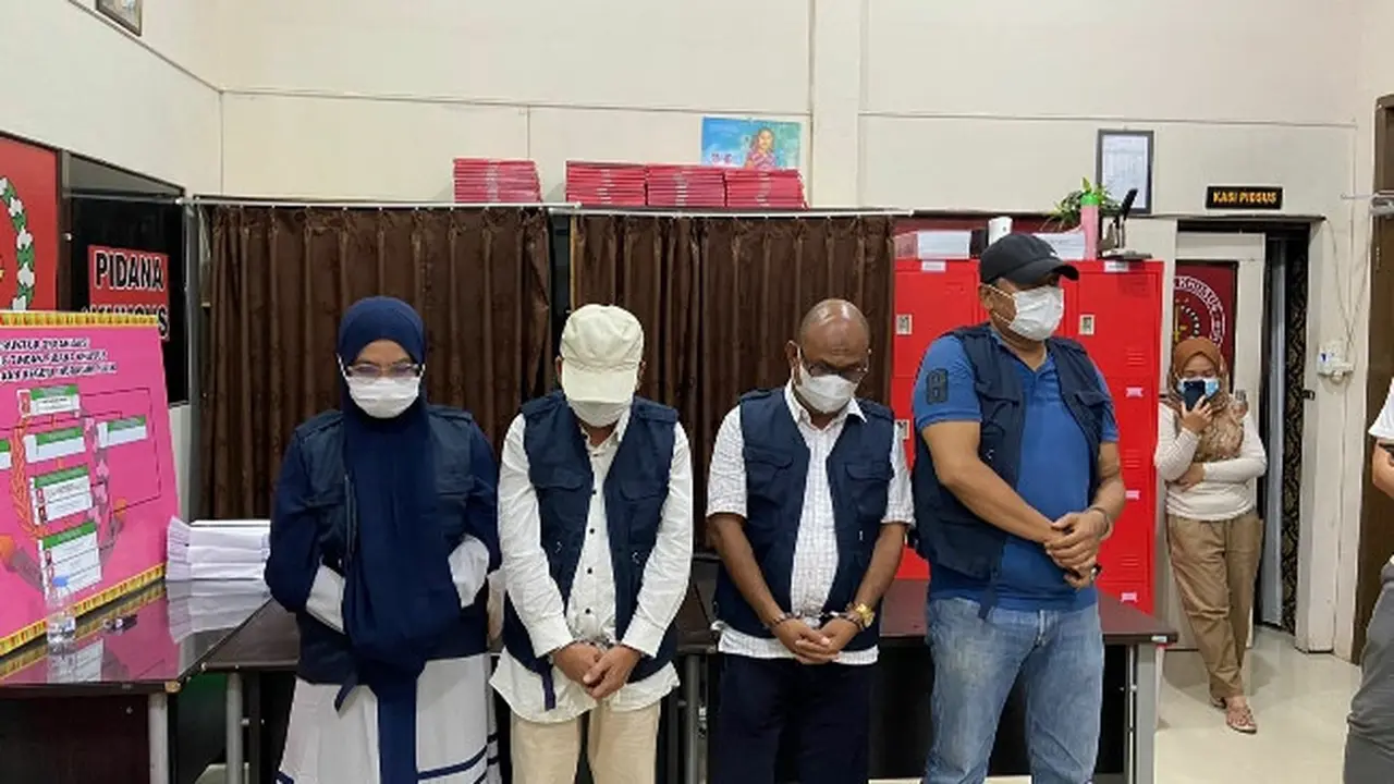 Empat tersangka korupsi pembangunan sekolah SMAN 1 Tembilahan yang ditahan oleh Kejari Indragiri Hilir.