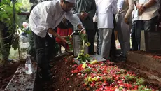 Pemakaman Diding Boneng Diiringi Isak Tangis Keluarga