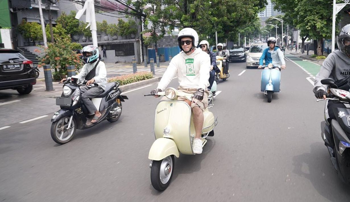 Keseruan saat touring dengan vespa pun membuat pagi harinya menyenangkan. Dengan santai, Irwansyah tampil kasual dengan hoodie dan celana pendek. Tak ketinggalan sepatu dan helm sebagai perlengkapan safety riding. Ia juga memakai kacamata hitam agar terhindar dari debu dan silaunya matahari. (Liputan6.com/IG/@irwansyah_15)