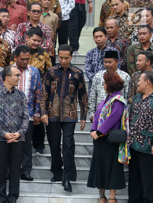 Presiden Joko Widodo saat akan foto bersama perwakilan nelayan seluruh Indonesia di Istana Negara, Jakarta, Selasa (22/1). Jokowi mengingatkan para nelayan serta pengusaha perikanan untuk menggunakan Bank Mikro Nelayan. (Liputan6.com/Angga Yuniar)