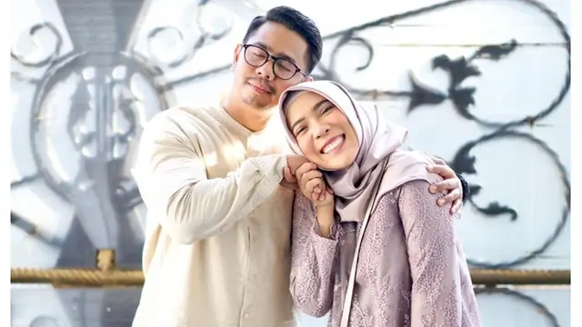 7 Potret Fitri Tropica dan Sang Suami, Mesra dan Kompak Banget