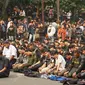 Sejumlah mahasiswa melaksanakan salat berjamaah di Jalan Diponegoro, Kota Bandung, di sela-sela unjuk rasa menolak Revisi UU KPK dan RUU KUHP. (Liputan6.com/Huyogo Simbolon)