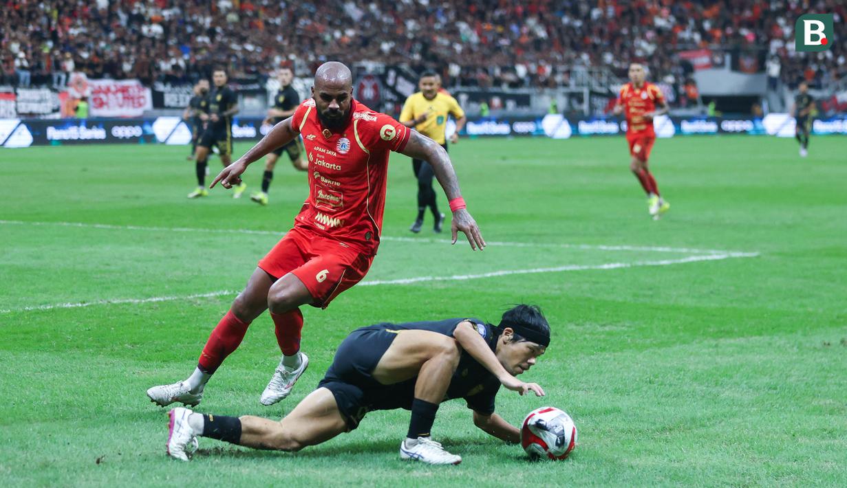 Pemain Persija Jakarta, Thales Lira, berebut bola dengan pemain Borneo FC Samarinda, Kei Hirose, dalam laga pekan ke-24 BRI Super League di Jakarta International Stadium (JIS), Selasa (3/3/2026). (Bola.com/M Iqbal Ichsan)