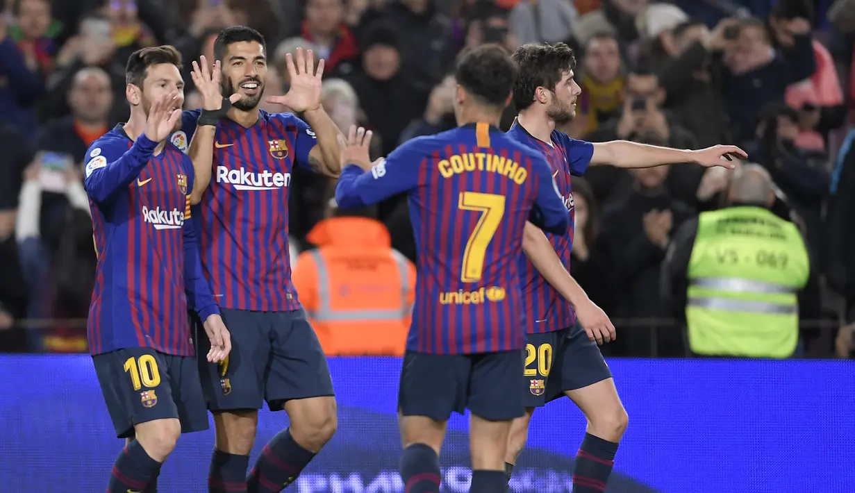 Pemain Barcelona merayakan gol pertama ke gawang Eibar pada laga lanjutan La Liga yang berlangsung di stadion Camp Nou,  Senin (14/1). Barcelona menang 1-0 atas Eibar (AFP/Lluis Gene)
