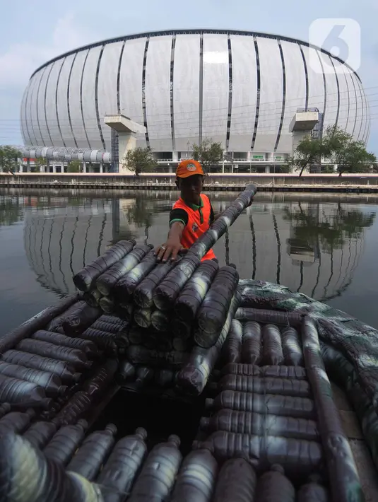 Keberadaan perahu tersebut diharap bisa membantu petugas saat membersihkan aliran kali Ancol. (merdeka.com/Imam Buhori)