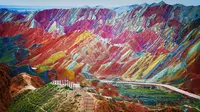 Rainbow Mountain akan memanjakan mata Anda dengan pemandangan warna-warni yang berasal dari punggung gunung. (Foto: Huffingtonpost)