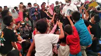Menko PMK Muhadjir Effendy kunjungi anak-anak korban gempa di Pasaman Barat, Kamis (3/3/2022). (Liputan6.com/ Novia Harlina)
