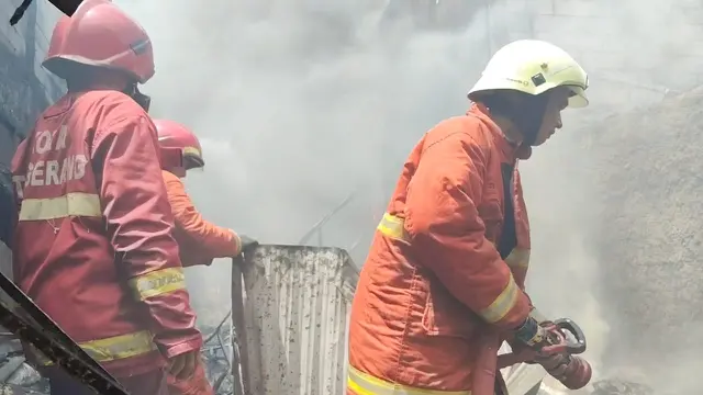Dua unit gudang yang berisikan onderdil mobil, beserta satu unit kendaraan, hangus terbakar saat insiden kebakaran di Jalan Inpres, Kecamatan Larangan, Kota Tangerang.