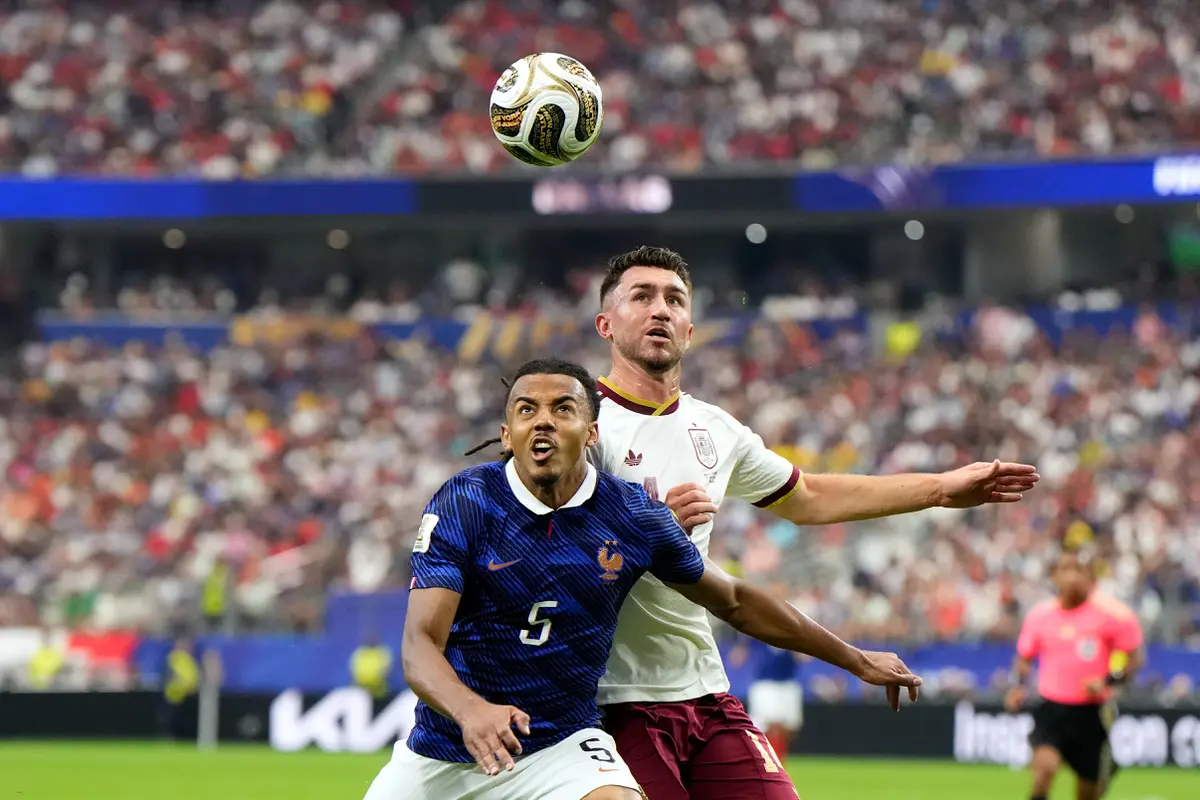 Pemain Prancis Jules Kounde (kiri) berebut bola dengan pemain Spanyol Aymeric Laporte