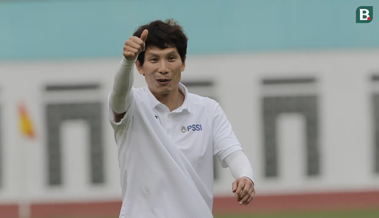 Asisten pelatih Timnas Indonesia, Gong Oh-kyun, saat sesi latihan di Stadion Wibawa Mukti, Cikarang, Senin (13/1/2020). Gong Oh-kyun dinyatakan postif terpapar virus corona. (Bola.com/M Iqbal Ichsan)