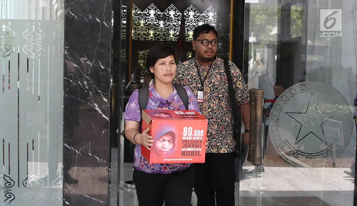 Koalisi Save Ibu Nuril mendatangi Kantor Staf Presiden (KSP) di Jakarta, Senin (19/11). Sebelumnya, Presiden Joko Widodo berharap MA bersikap adil dalam kasus Baiq Nuril. (Liputan6.com/Herman Zakharia)