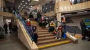Upaya pertahanan udara Ukraina terus diaktifkan untuk menghalau serangan gabungan antara drone dan berbagai jenis rudal jelajah Rusia. Tampak dalam foto, warga berlindung di stasiun metro selama serangan pesawat tak berawak dan rudal Rusia di Kyiv, Ukraina, pada 9 Januari 2026 pagi hari waktu setempat, di tengah invasi Rusia ke Ukraina. (Serhii Okunev/AFP)