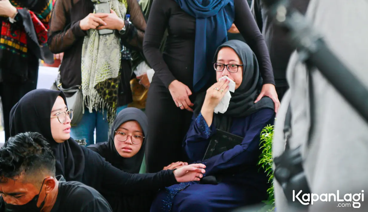 Setelah Jeje tiba di Tanah Air,  jenazah Farida di makamkan hari ini, Selasa (12/12) siang. Isak tangis dari keluarga mewarnai saat prosesi pemakaman. [Foto: KapanLagi.com®/Muhammad Akrom Sukarya]