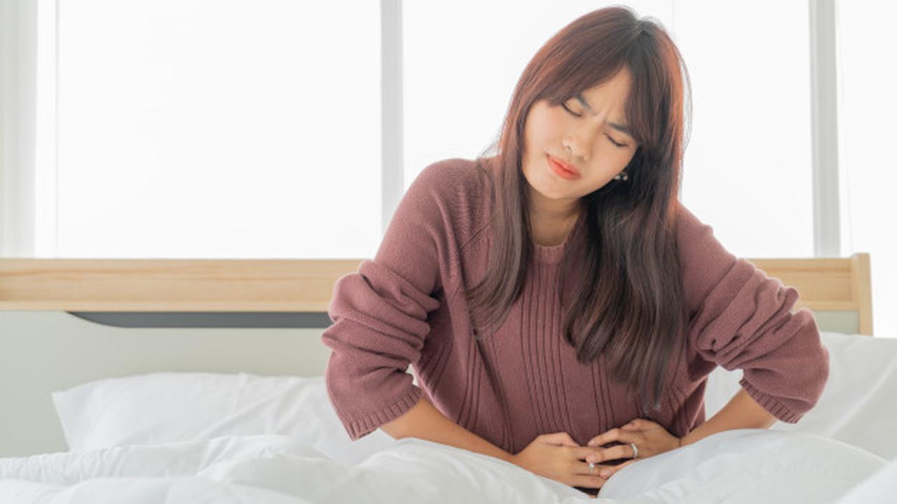 Gambar Ilustrasi Wanita Mengalami Kram Perut Saat Menstruasi