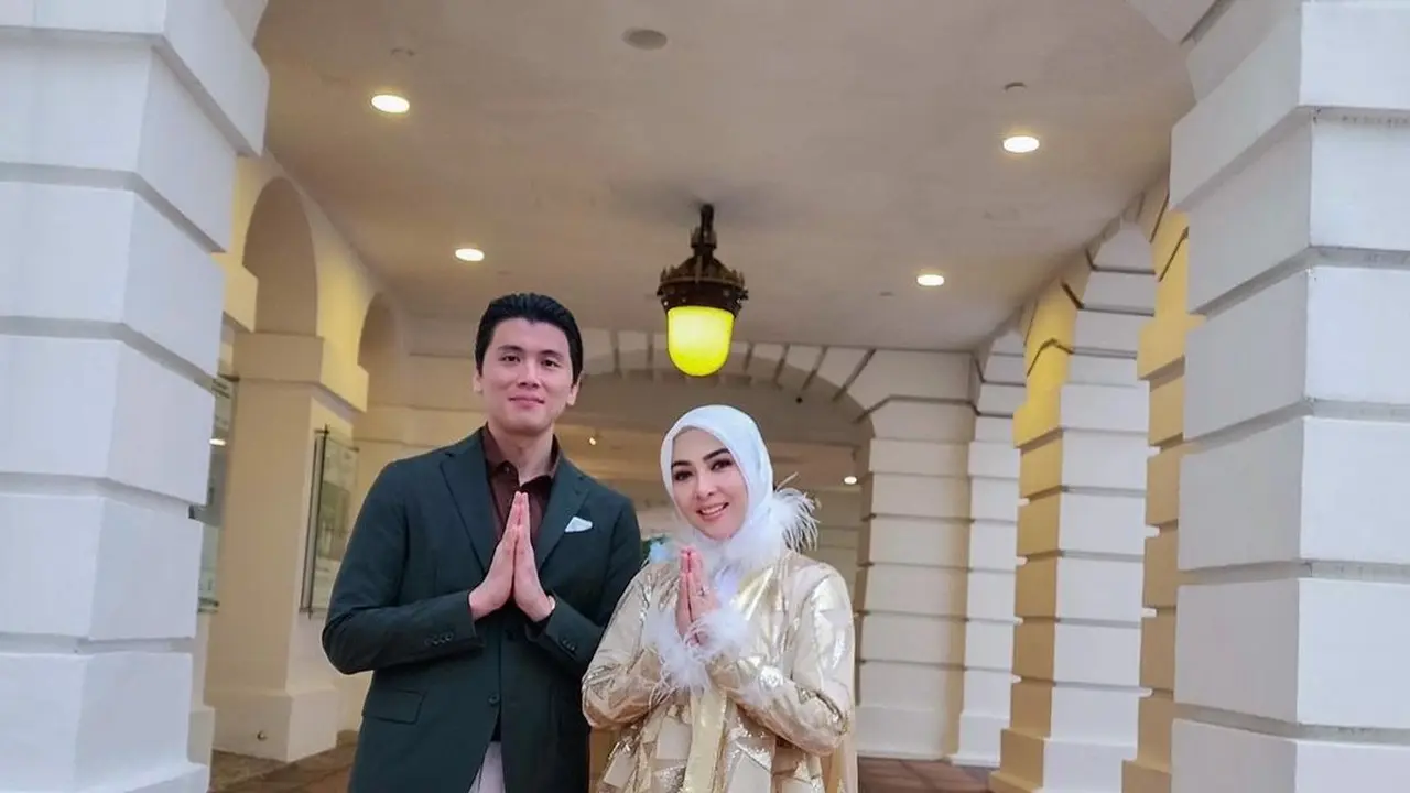 6 Potret Mesra Syahrini dan Reino Barack Rayakan Lebaran Bareng di Singapura