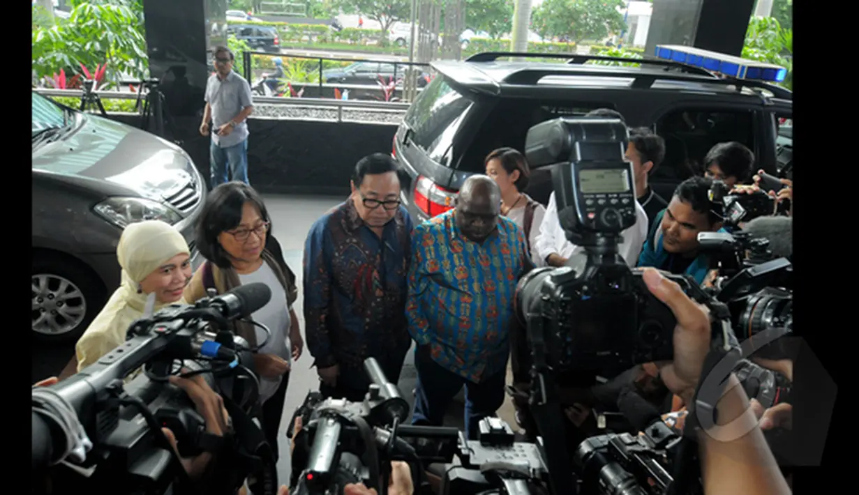 Empat Komisioner Komnas HAM menyambangi gedung KPK, Jakarta, Selasa (27/1/2015). Kedatangannya untuk meminta keterangan, melengkapi penyelidikan berkaitan dengan dugaan kriminalisiasi terhadap pimpinan KPK oleh Polri. (Liputan6.com/Herman Zakharia)