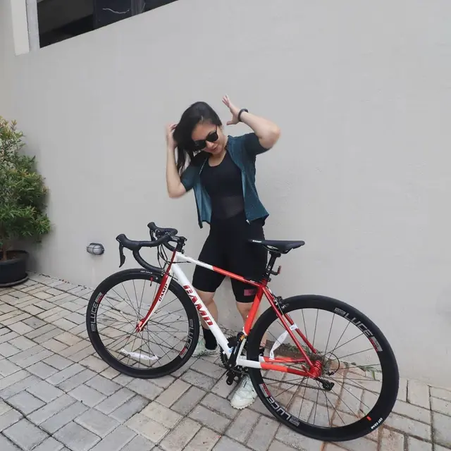 6 Gaya Wulan Guritno Saat Olahraga Bersepeda, Sporty dan Stylish