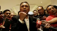 Ketua Umum PSSI, Mochamad Iriawan, memberikan keterangan kepada wartawan saat KLB PSSI di Hotel Shangri-La, Jakarta, Minggu (2/11/2019). Iwan akan memimpin PSSI selama empat tahun, dari 2019 hingga 2023. (Bola.com/M Iqbal Ichsan)