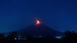 Pemandangan saat lava panas menuruni puncak Gunung Mayon yang berada di Kota Legazpi, Provinsi Albay, Filipina, Selasa (23/1). (AP Photo/Bullit Marquez)