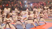 Karateka cilik Indonesia unjuk kebolehan saat acara pembukaan Kejuaraan Dunia Shotokan Karate-Do International Federation (SKIF) 2016 di JIExpo Kemayoran Jakarta, Sabtu (27/8). (Liputan6.com/Immanuel Antonius)