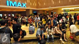 Suasana para pengunjung saat menunggu pemutaran Premier Film Pixels di IMAX Gandaria City, Jakarta, Rabu (29/7/2015). Film Pixels menjadi obat rindu untuk para penggemar game klasik tahun 90-an. (Liputan6.com/Panji Diksana)