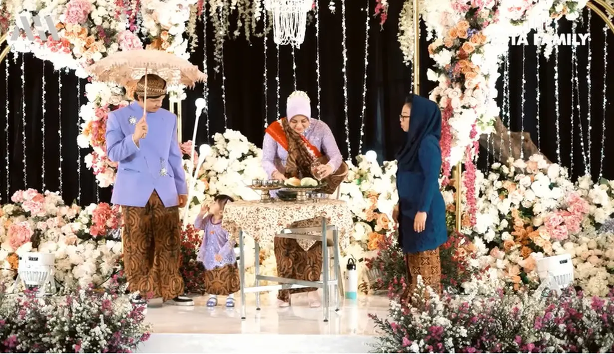 Dalam beberapa videonya, Baby Ameena tampak tak jauh-jauh dari orang tuanya. Tidak lama lagi, baby Ameena yang lahir pada 22 Februari 2023 lalu akan menjadi kakak. [Youtube/AH]