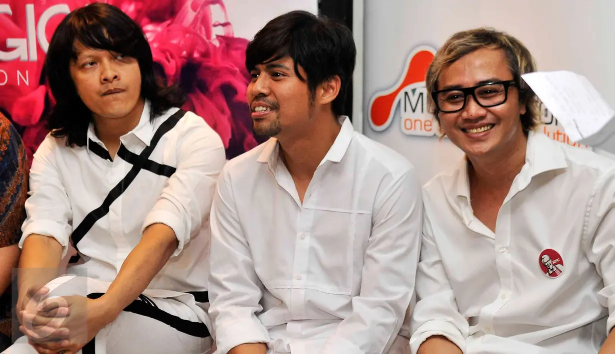 Grup band Gigi, tanpa Dewa Budjana saat launching album religi Mohon Ampun di kawasan Kemang, Jakarta, 10 Juni 2015. Album religi tersebut berisikan 10 lagu dengan arrangement baru. (Liputan6.com/Faisal R Syam)
