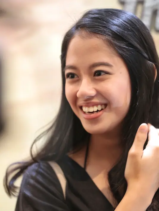 "Sebetulnya nggak sabar dan juga deg-degan sih, sebentar lagi aku akan tau hasilnya. Ini sinetron pertama, di sini aku sebagai Mantili, adiknya dari Brama Kumbara, pemeran utamanya," ujar Sabina kepada Bintang.com, Rabu (9/8). (Adrian Putra/Bintang.com)