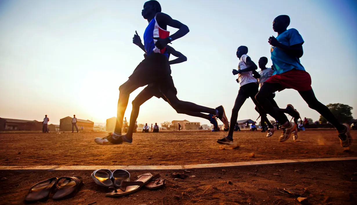 Para atlet Sudan Selatan berlatih di Buluk Athletics Track di Juba, Sudan. Sudan Selatan akan ambil bagian dalam Olimpiade 2016 di Rio de Janeiro, Brasil, untuk pertama kalinya setelah merdeka. (AFP/Albert Gonzalez Farran)